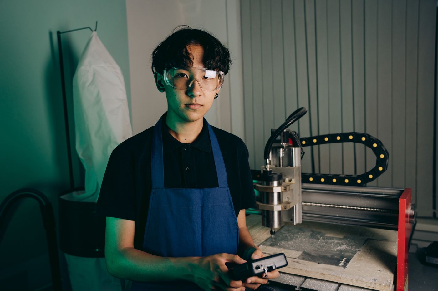 工場で作業する若手社員